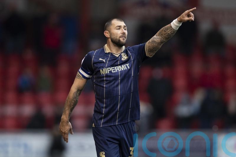 Charlie Austin salvages point for Swindon against Harrogate