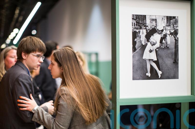 VJ Day kiss photo will stay on display as memo requesting removal is reversed