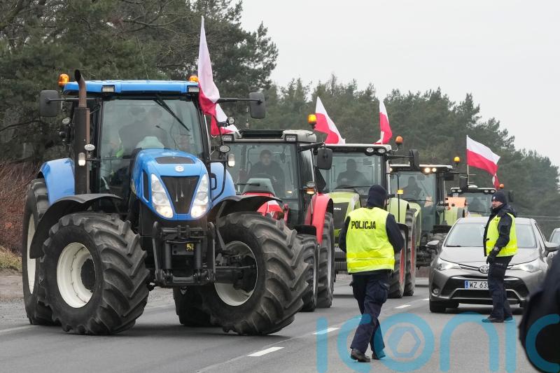 Police injured during farmers’ protest in Polish capital