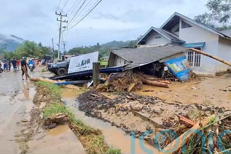 Seven missing and 19 dead as landslide and floods batter Sumatra in Indonesia