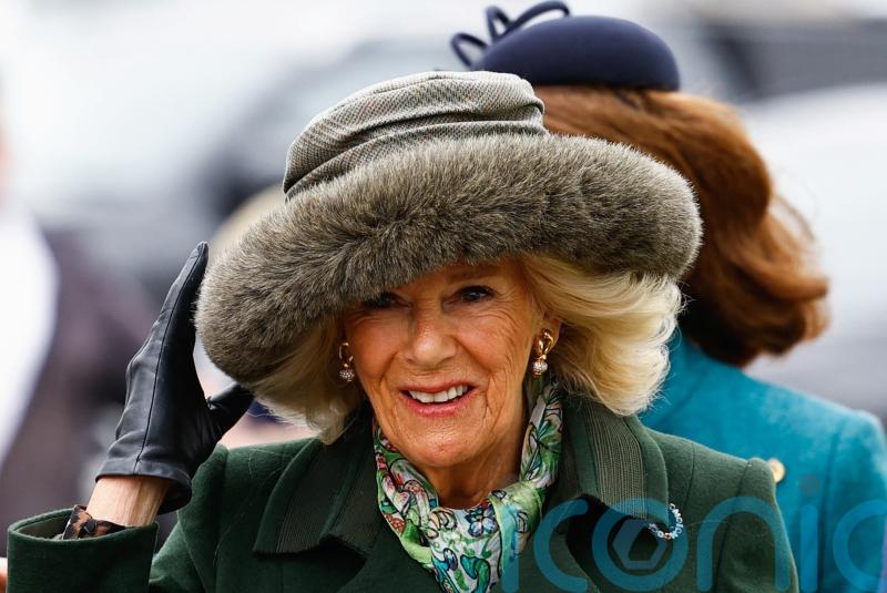 Queen enjoys day at the races with the family