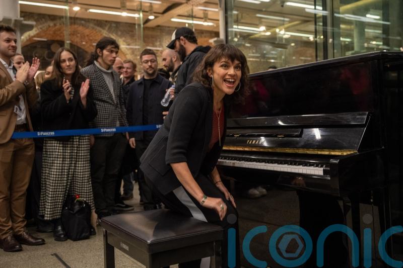 Norah Jones delights passers-by at St Pancras with piano performance