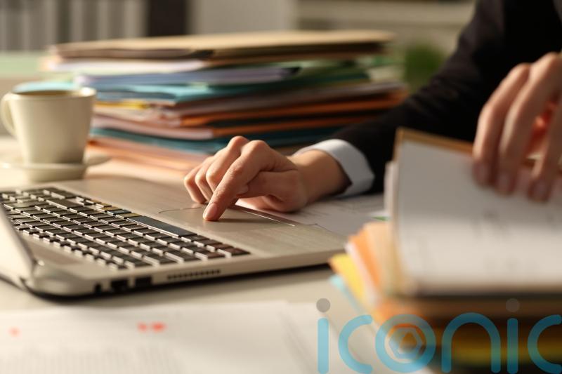 Record number of young people on zero-hour contracts – report