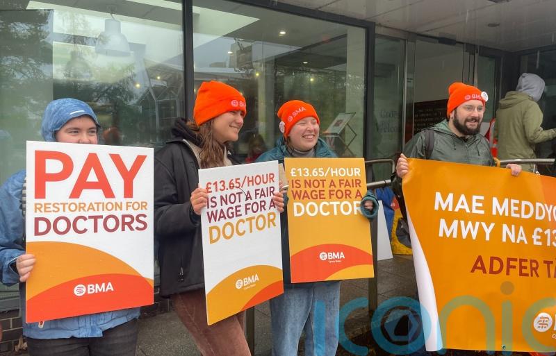 Welsh junior doctors begin 96-hour walkout over pay