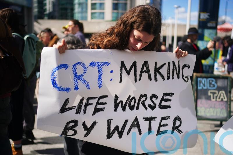 Boaters criticise licence price rises with banners at London protest