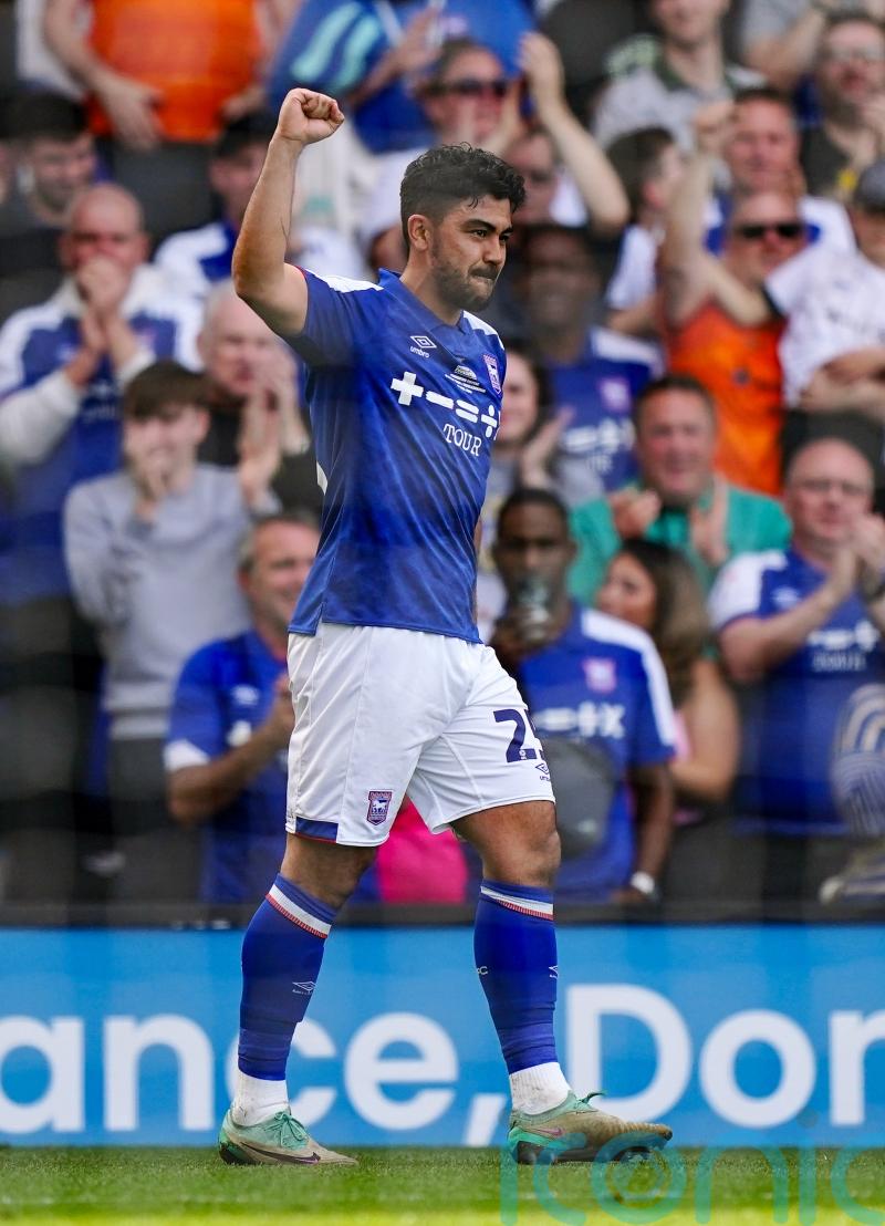 Ipswich move one point clear at top despite Middlesbrough draw