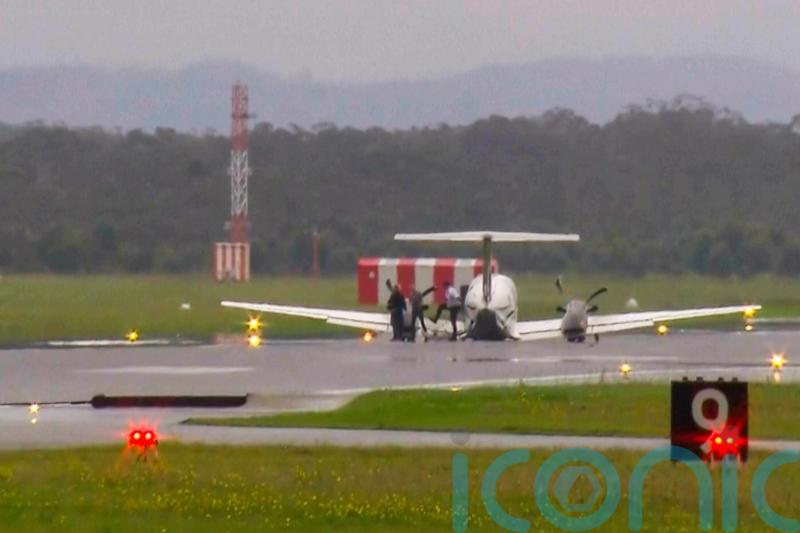 Plane touches down safely without landing gear