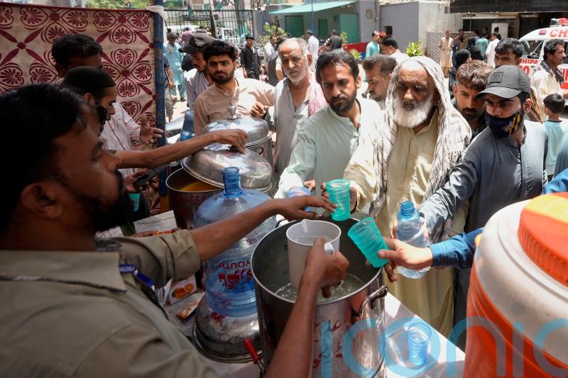 Doctors treat hundreds of heatstroke victims as Pakistan hit by heatwave