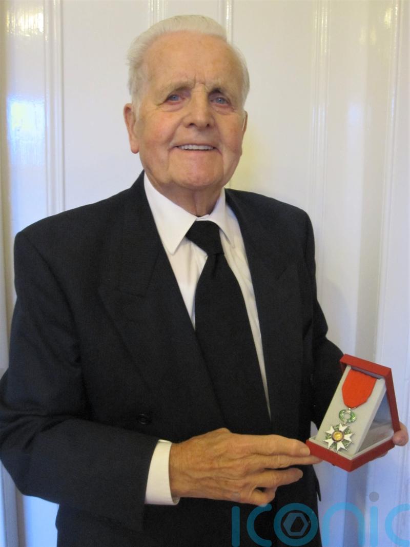 D-Day veteran recalls first learning of invasion as he made his way to beaches