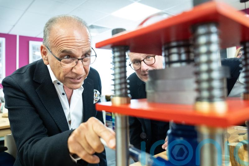 Ex-Dragons’ Den investor Theo Paphitis backs Labour after Tory ‘chaos’