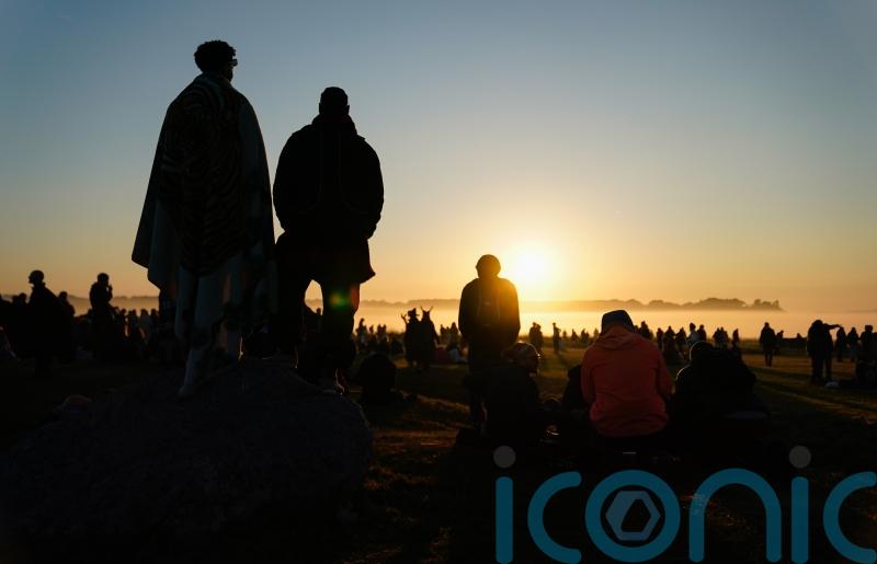 Thousands flock to Stonehenge to celebrate summer solstice