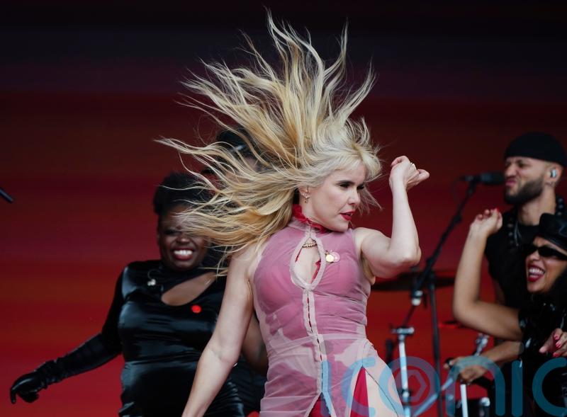 Paloma Faith gives relationship advice to men in Glastonbury crowd