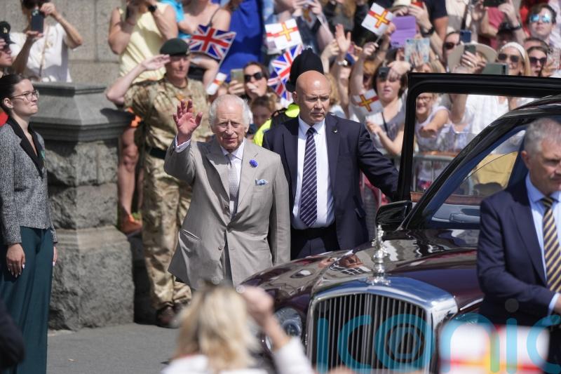 Daughters of Guernseyman who taught King to fly helicopters ‘honoured’ at invite