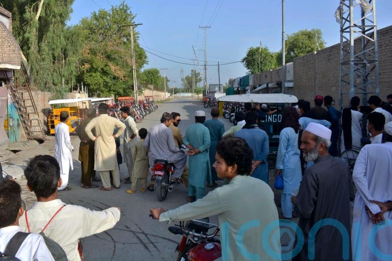 Pakistani troops kill 10 militants after suicide bomb attack on military base