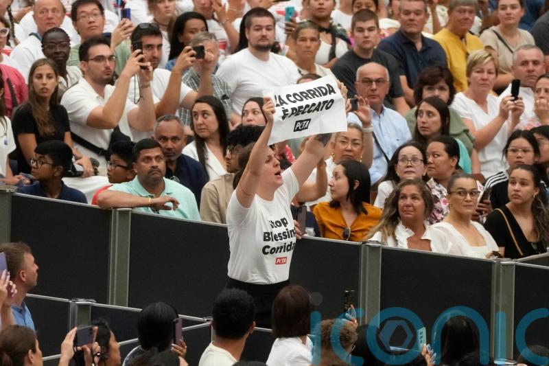 Peta protesters at Vatican audience urge Pope to denounce bullfighting
