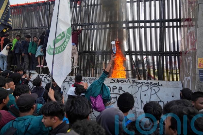 Thousands attempt to storm Indonesian parliament after changes to election law