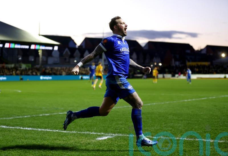 Chris Maguire penalty keeps Eastleigh top of National League table