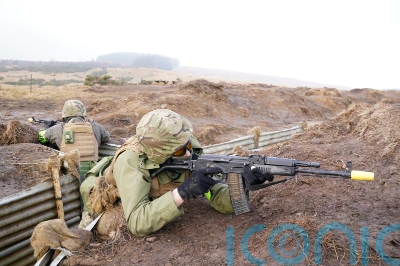 Training Ukrainian troops ‘constrains’ Army’s own training programme – watchdog