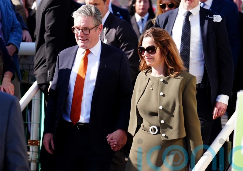 Starmer faces possible probe over clothing donations to his wife