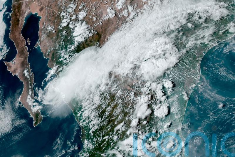 Storm makes landfall on Mexican coast after pounding Los Cabos