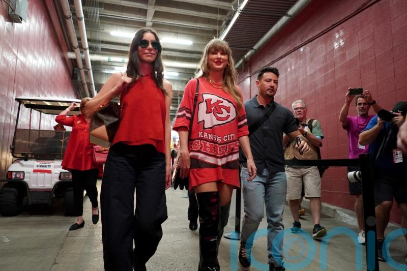 Taylor Swift back in Kansas to watch boyfriend Travis Kelce and the Chiefs