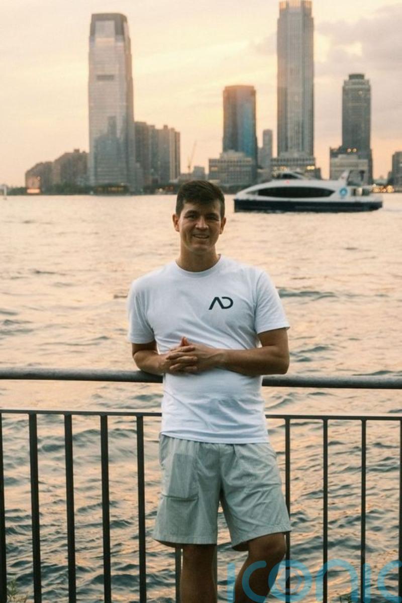 Scots-Australian athlete beats record for swimming around Manhattan