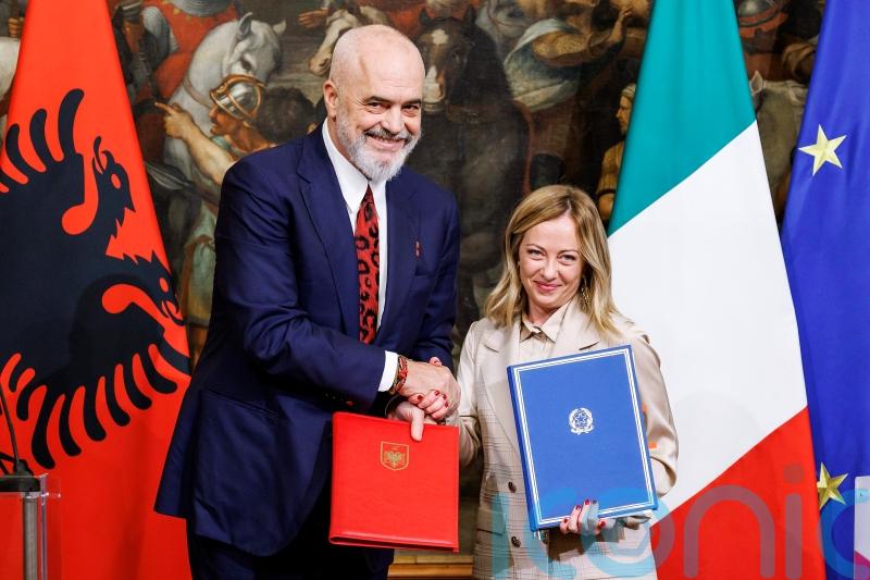 Italy sends the first ship with migrants to Albania