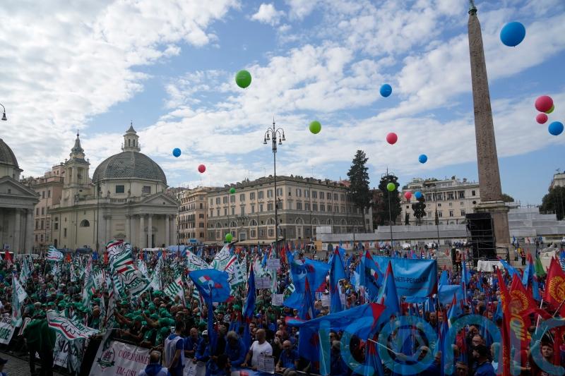 Italian car workers go on national strike for first time for 20 years