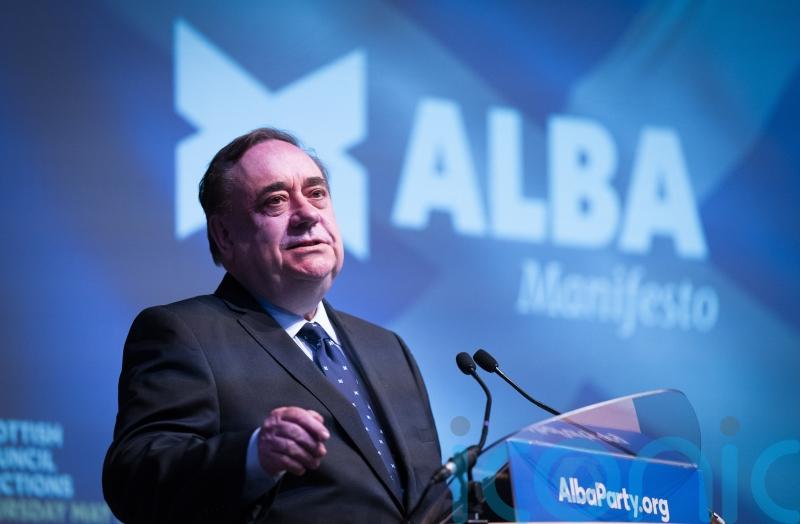 Salmond’s coffin draped in Saltire as plane to return him to Scotland takes off