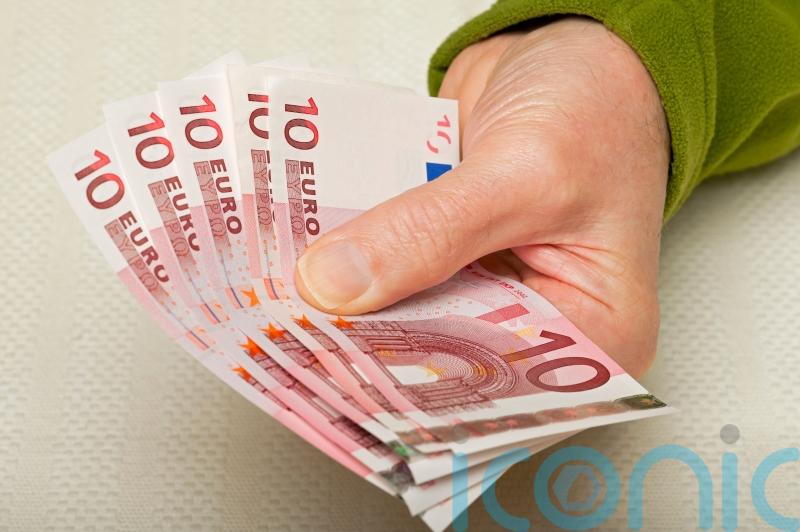 Cash is king for holidaymakers, survey shows