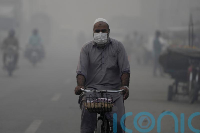 Record-high pollution makes thousands ill in Pakistan