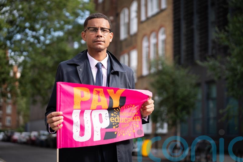 Sixth form teachers in 32 colleges will go on strike from November over pay
