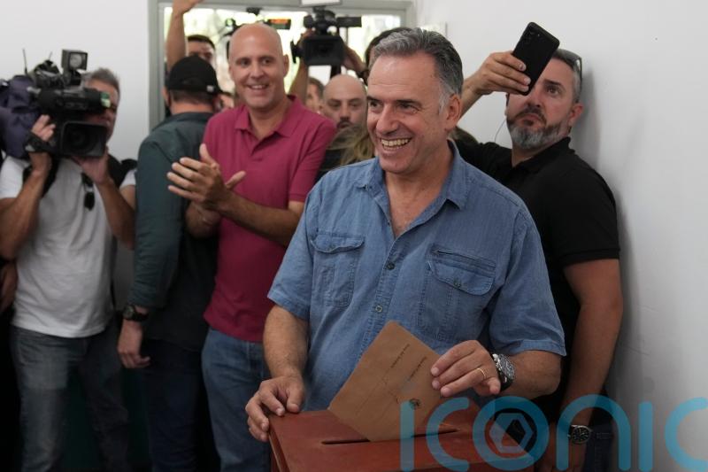 Uruguay’s presidential candidates locked together in polls