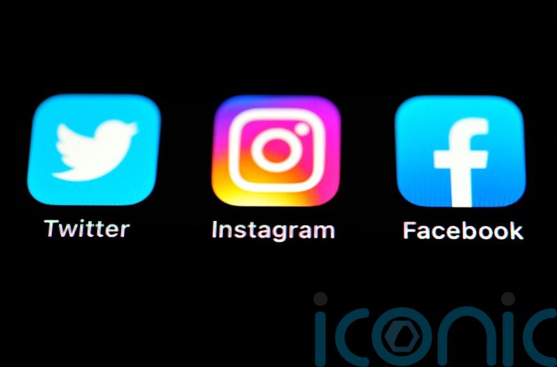 Australian politicians pass bill that would ban young children from social media