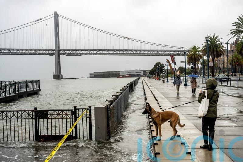 US hit by severe weather with heavy snow, an ice storm and a tornado