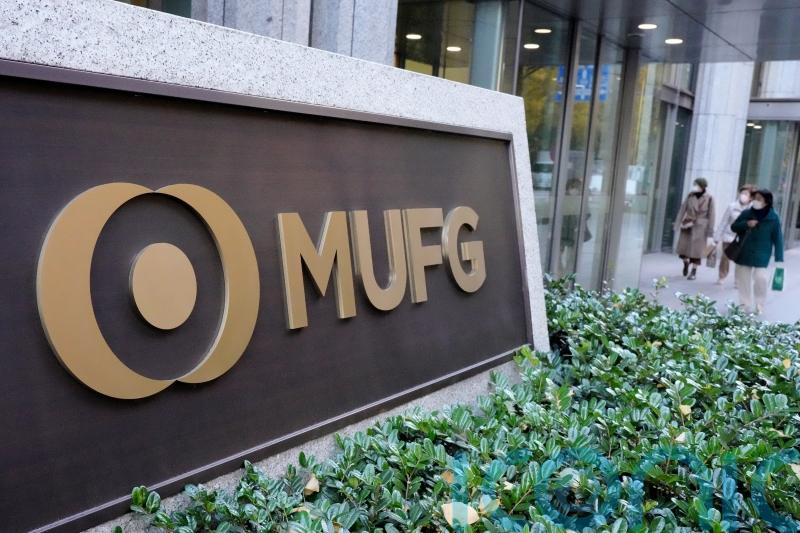 Japan’s largest bank apologises after theft of millions from safe deposit boxes