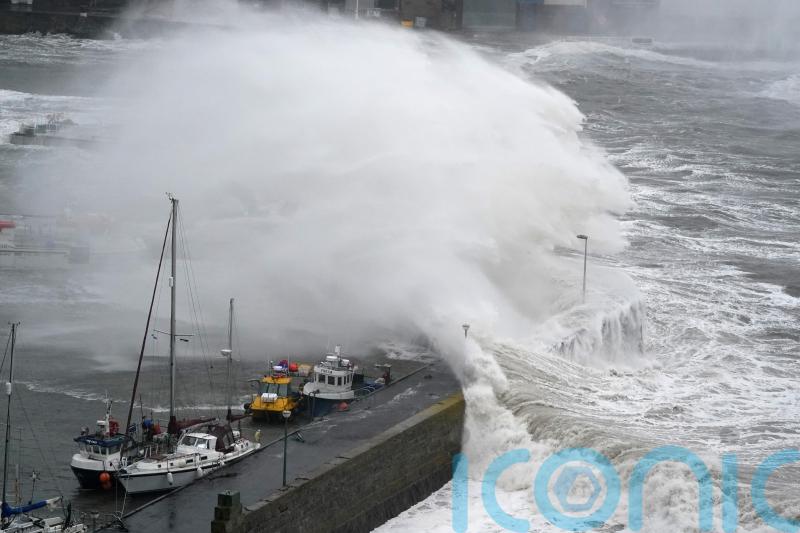 Weather warning for wind ‘has potential’ to cause weekend travel disruption