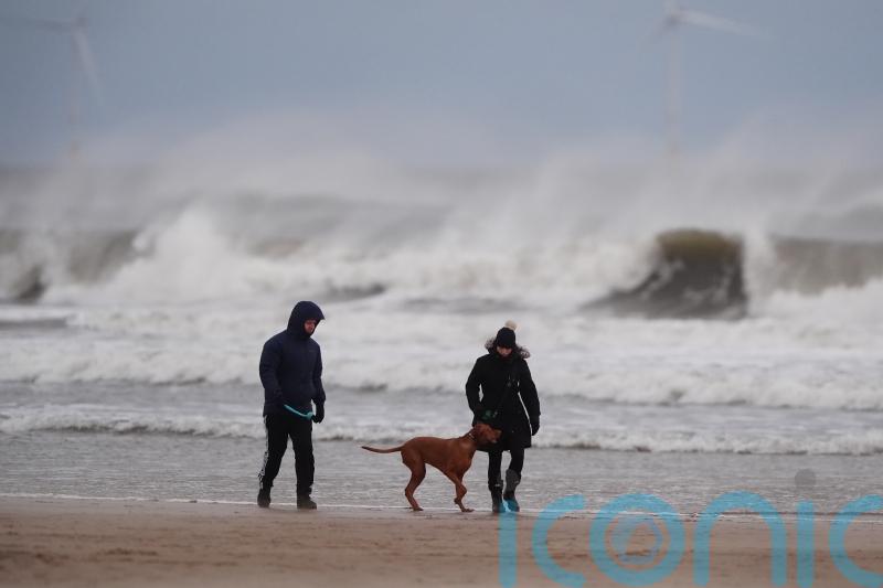 Wind and rain hit UK as New Year&rsquo;s Eve events cancelled