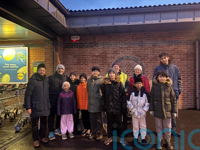 Ahmadiyya Muslim community lead annual New Year street clean