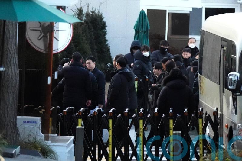 South Korean investigators fail in bid to detain impeached president