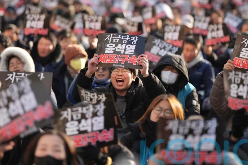 South Korean agency asks police to take over efforts to detain president