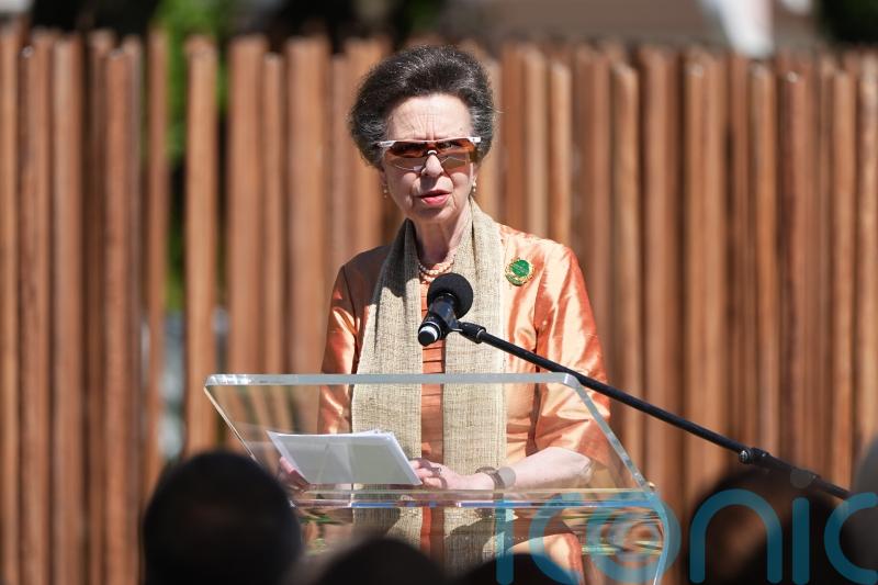 Anne lays wreath to honour black South African labourers in First World War