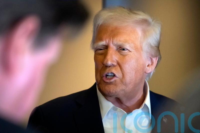 Trump orders tariffs and visa restrictions on Colombia over deportation flights