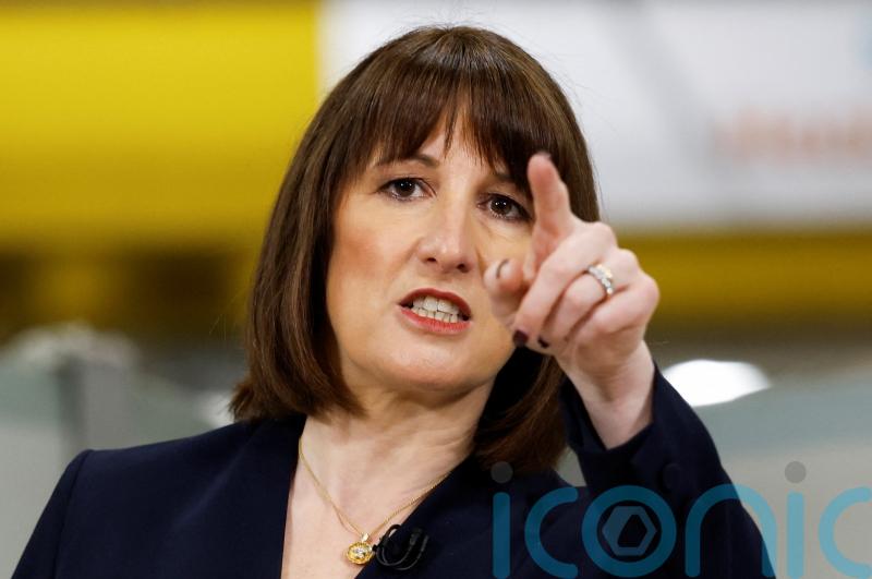 Reeves looks to the skies in search of economic growth with support for Heathrow