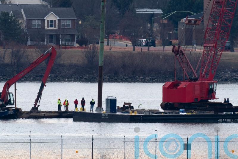 Crews return to Potomac River to recover wreckage from Washington air disaster
