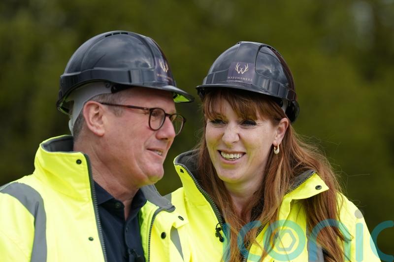 Starmer sets out plans for 10,000-home new towns