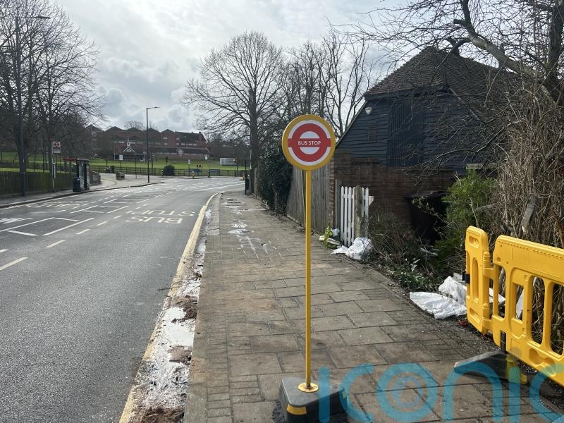 One dead and two pedestrians injured after crash between bus and car