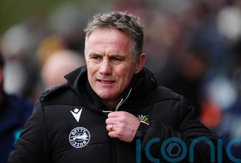 Phil Parkinson hits out at referee after Wrexham lose at Reading