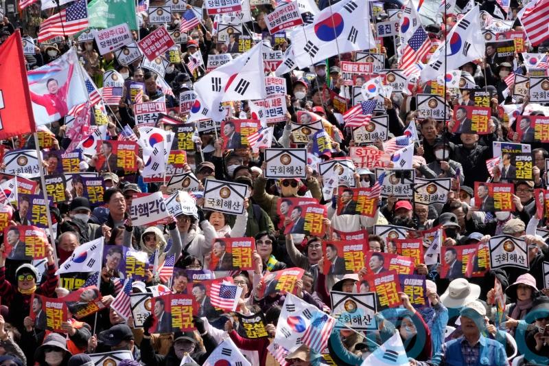 Huge crowds march in rallies for and against South Korea&rsquo;s impeached president