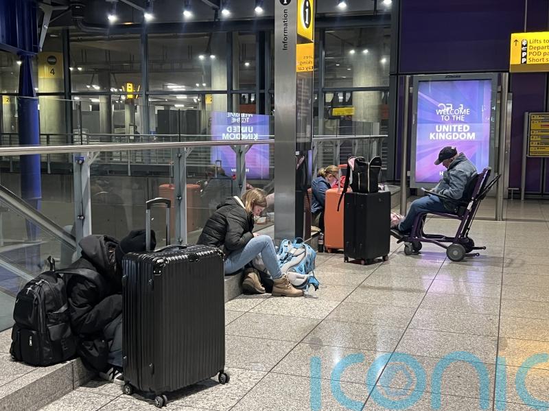 Flights begin landing at Heathrow after mass disruption caused by power outage